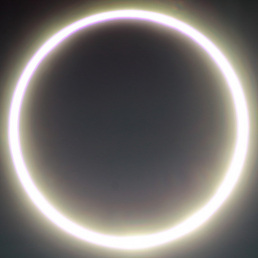 La Luna aparece como un disco negro liso que bloquea el centro del Sol. Como resultado, el Sol parece ser un anillo de fuego muy brillante que brilla alrededor del borde circular de la Luna.